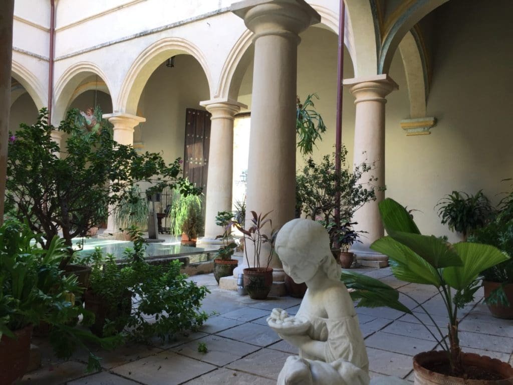 Casa Marques de Arcos. DR Valérie Collet 2018 Cour intérieure Maison du Marquis de Arcos La Havane avec statue et plantes.