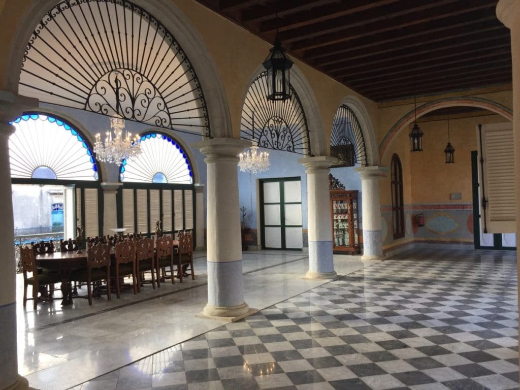 Casa Marques de Arcos. DR Valérie Collet 2018 Intérieur élégant Maison du Marquis de Arcos, La Havane, avec table et lustres.