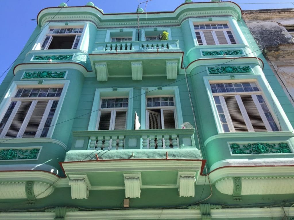 Casa colonial Habana DR Valérie Collet 2018 Façade d'une maison coloniale cubaine de couleur menthe à La Havane.