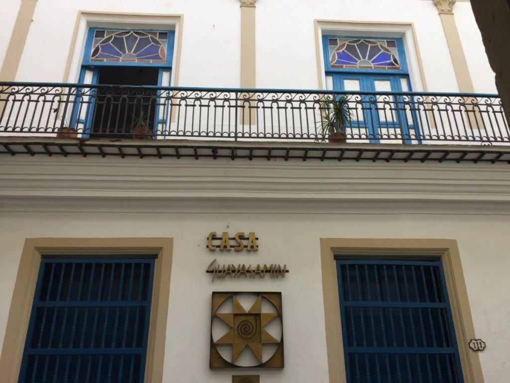 Casa de Guyasamin. DR Valérie Collet 2018 Façade de la Casa de Oswaldo Guayasamin à La Havane, balcon et enseigne.