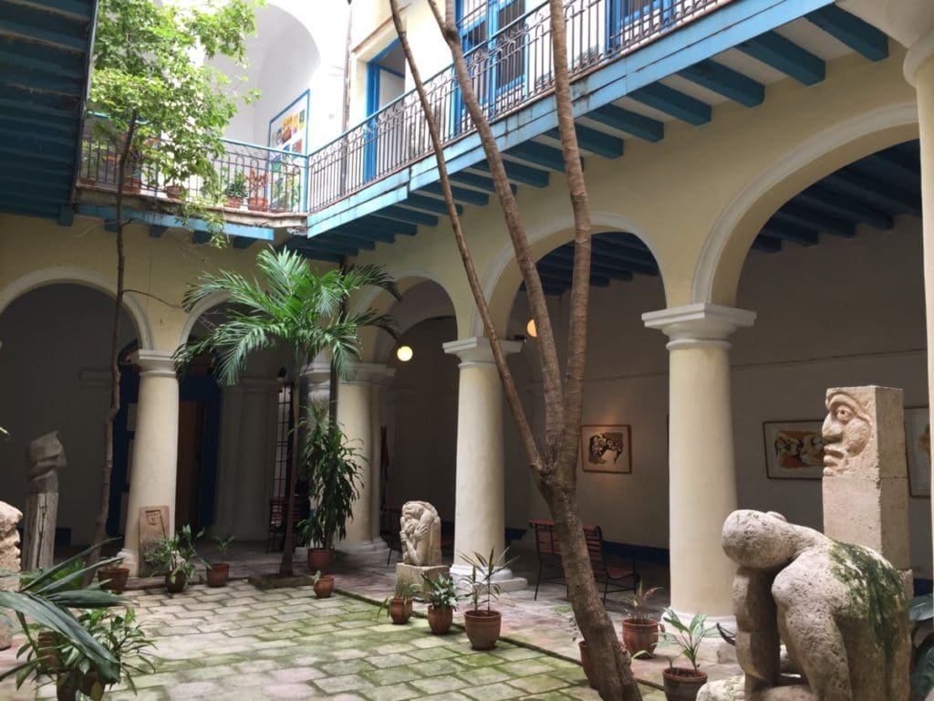 Casa de Guyasamin. DR Valérie Collet 2018 Cour intérieure avec sculptures et végétation à la Maison d’Oswaldo Guyasamin, La Havane.