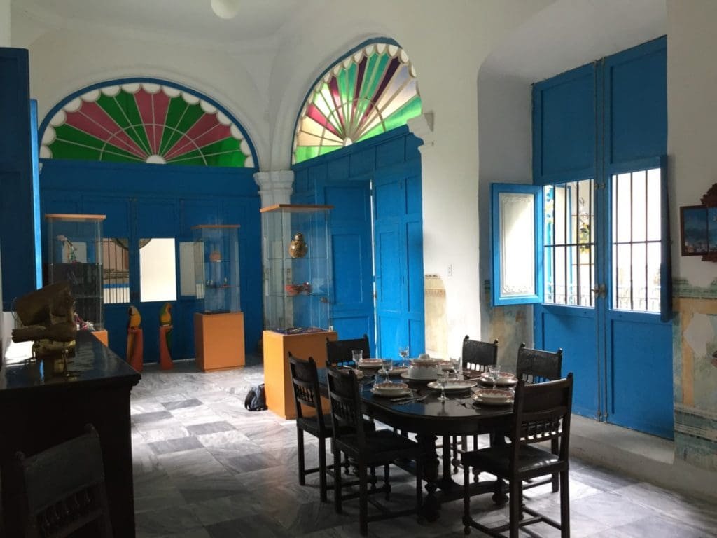Casa de Guyasamin. DR Valérie Collet 2018 Intérieur de la Maison d’Oswaldo Guyasamin, Havana, avec vitraux et mobilier.