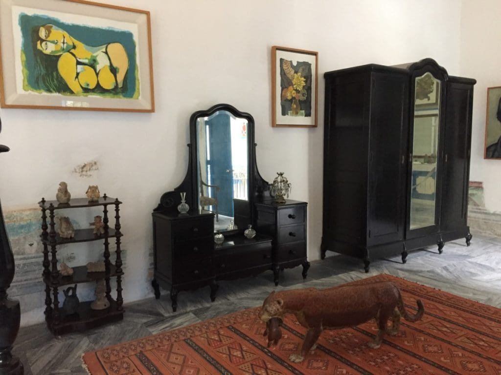 Casa de Guyasamin. DR Valérie Collet 2018 Intérieur de la Maison d’Oswaldo Guyasamin à La Havane avec meubles noirs et œuvres d'art.