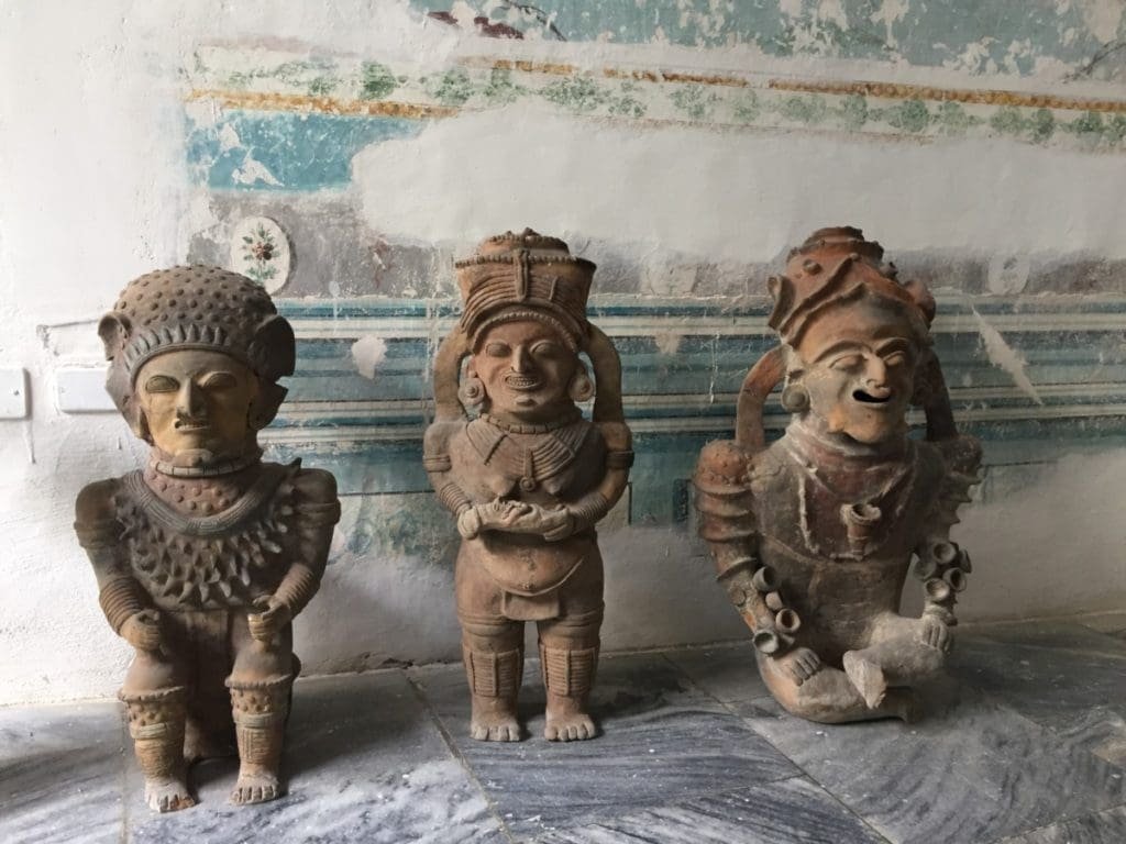 Casa de Guyasamin. DR Valérie Collet 2018 Trois statues précolombiennes en terre cuite à la Maison d'Oswaldo Guyasamin, La Havane.