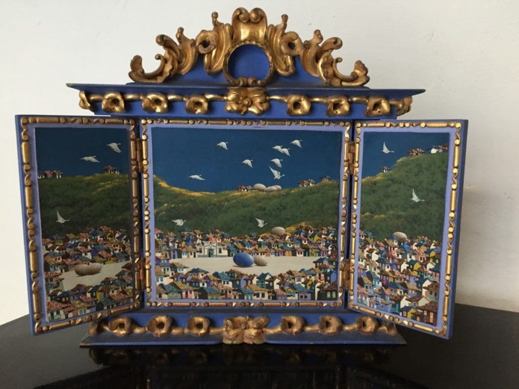 Casa de Guyasamin. DR Valérie Collet 2018 Triptyque peint bleu et or montrant une ville colorée et des oiseaux, œuvre d'Oswaldo Guyasamin.