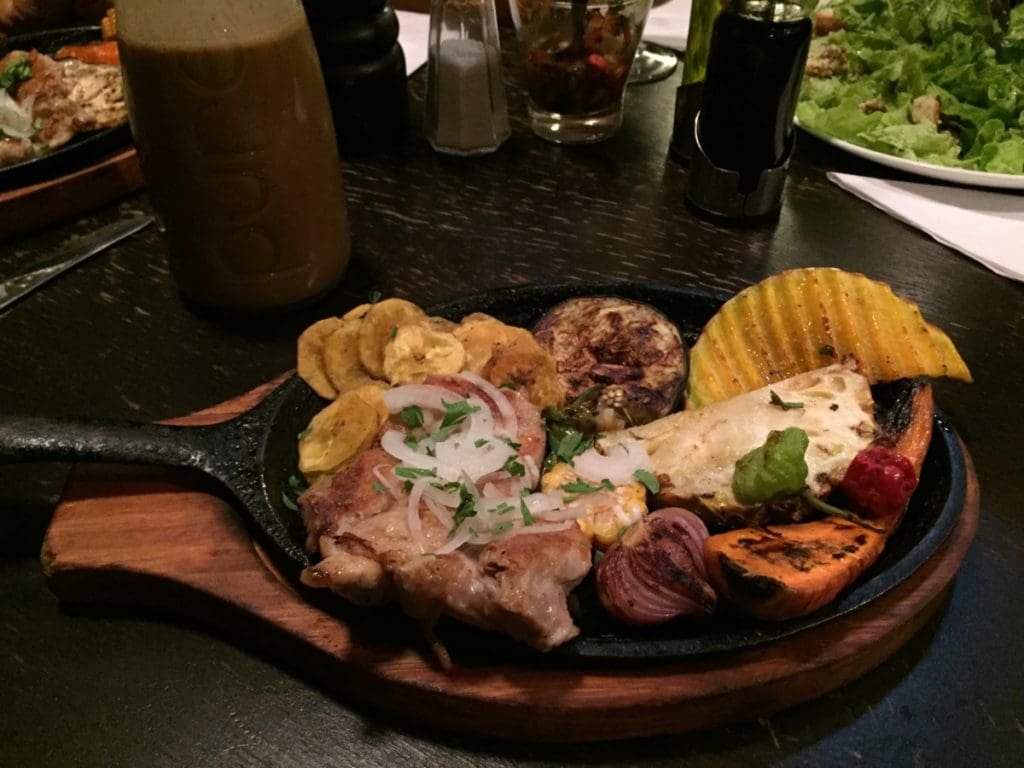 El del Frente DR Valérie Collet 2018 Plat de viande et légumes grillés, bananes plantain, servi au restaurant El del Frente La Havane.