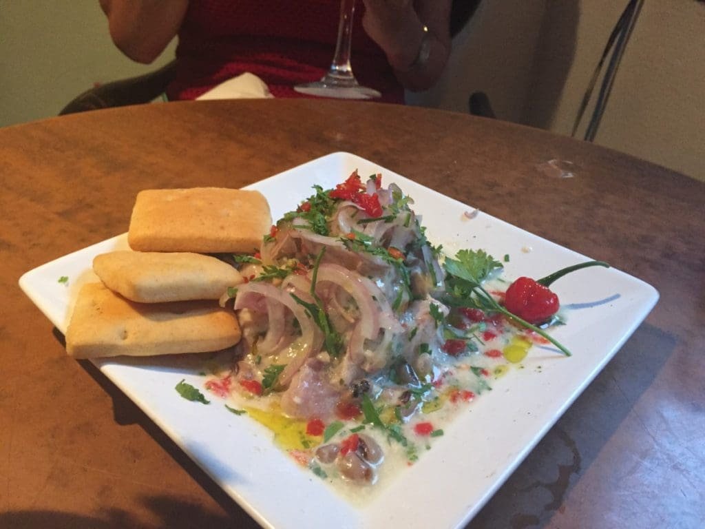 El del Frente DR Valérie Collet 2018 Ceviche servi avec des craquelins au restaurant El del Frente, La Havane.