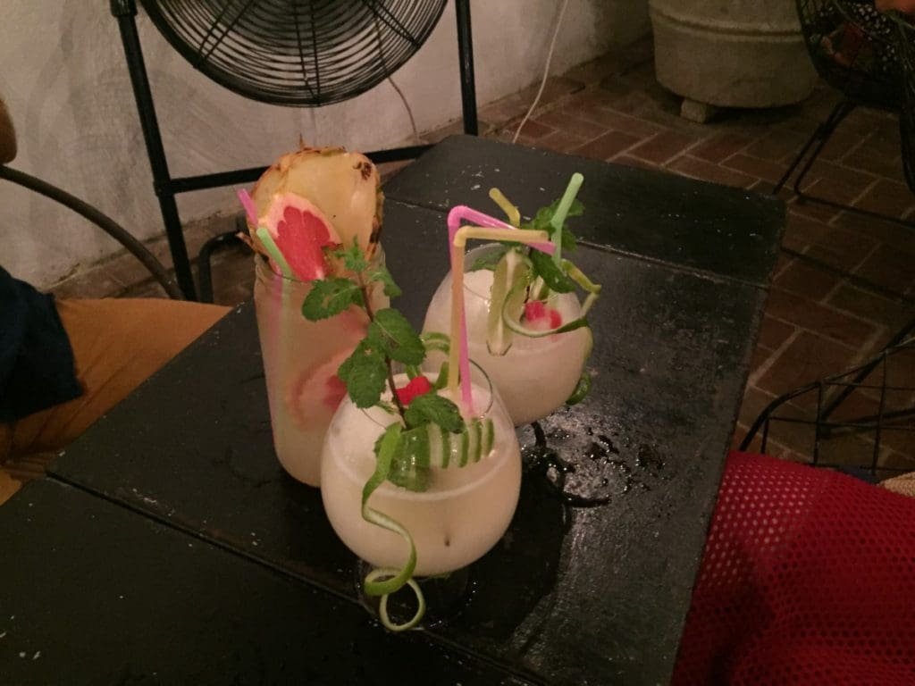 El del Frente DR Valérie Collet 2018 Cocktails du restaurant El del Frente à La Havane avec fruits et menthe.