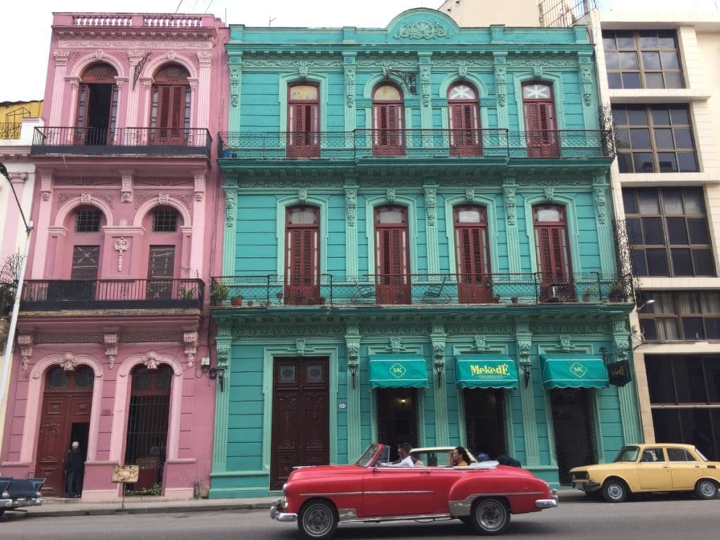 Rue, la Havane. DR Valérie Collet 2018 Façades colorées La Havane, voiture décapotable rouge et rue.