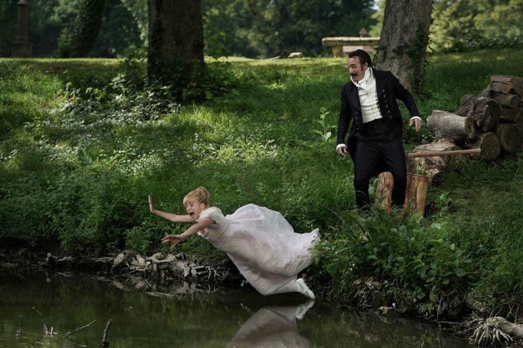 Scène du film Le Retour du héros : femme tombant à l'eau, homme regardant.