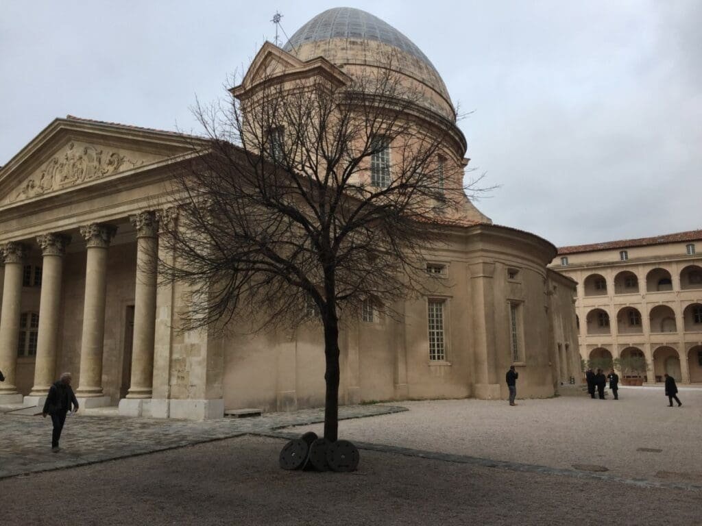 Cour intérieure du Centre de la Vieille Charité à Marseille avec dôme et colonnade.