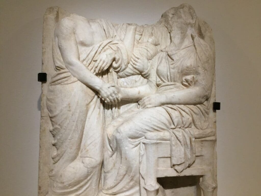 Stèle des adieux grecque antique, sculpture romaine représentant une poignée de main.