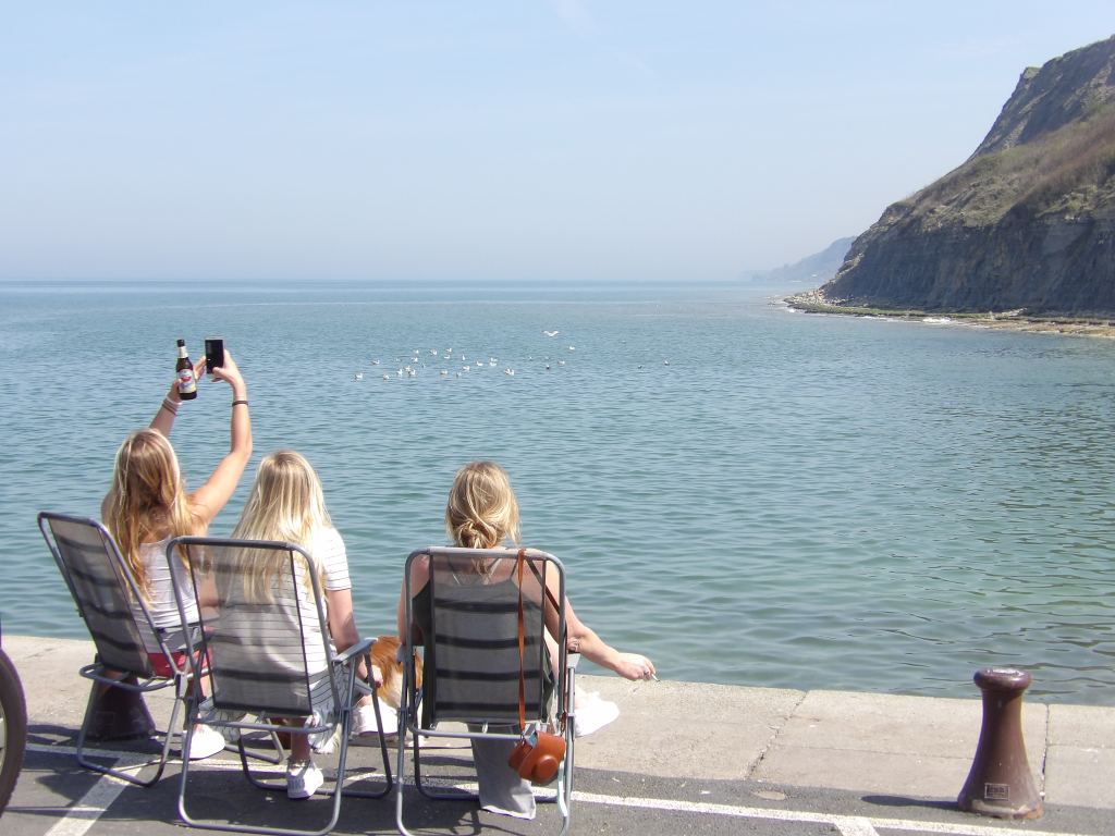 filles devant la mer Port-en-Bessin