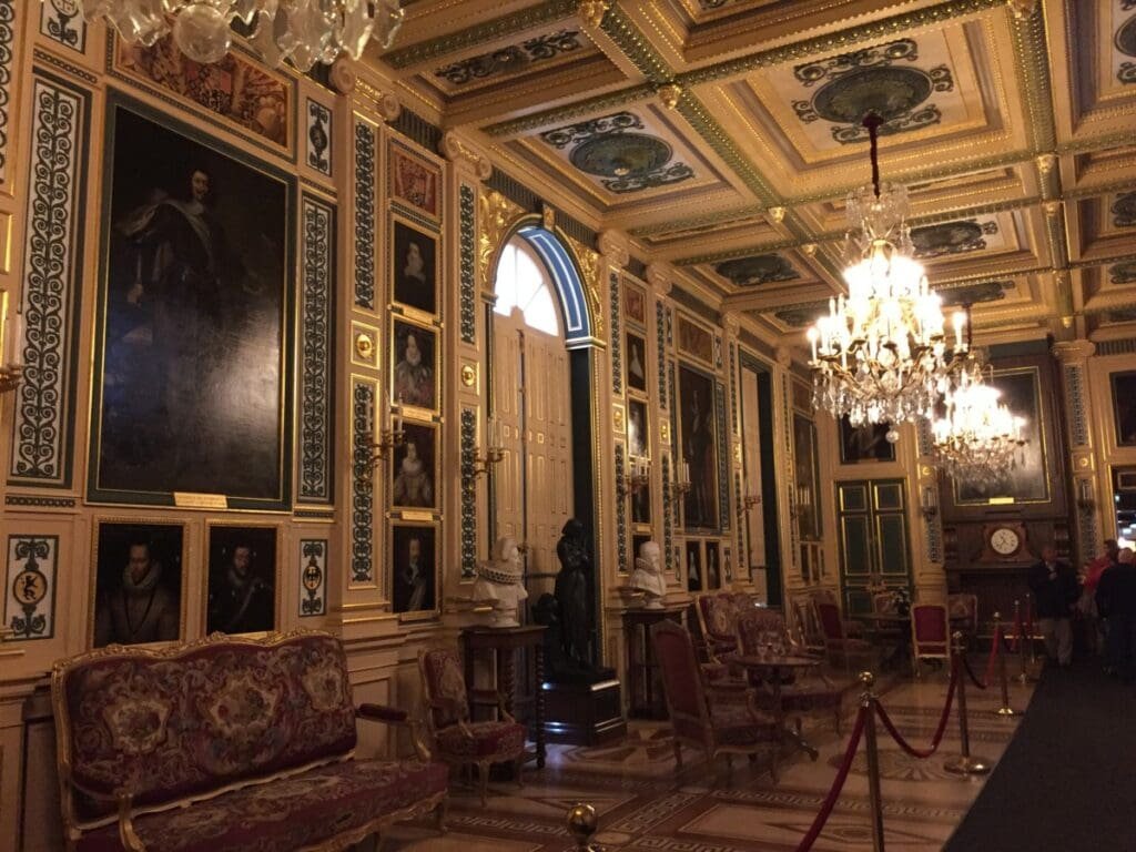 Galerie des Guise, château d'Eu, DR Valérie Collet 2018 Galerie de réception richement décorée du château d'Eu avec portraits et lustres.