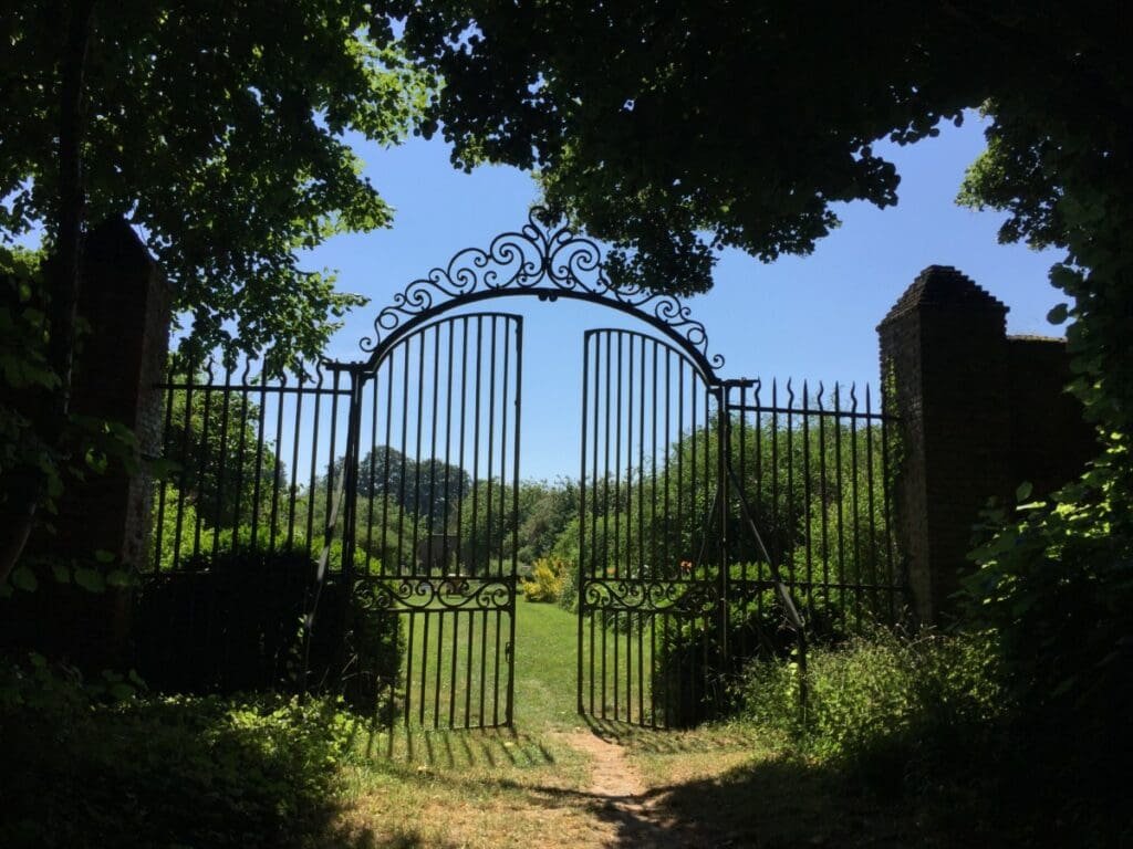 Vers le jardin, château de Bosmelet, DR Valérie Collet 2018 Ouverture du jardin du Château de Bosmelet, portail en fer forgé.