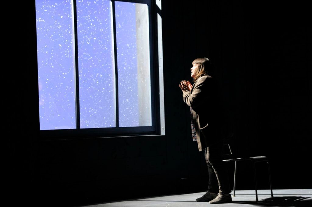 "Misery" theater scene: woman in front of a snowy window.