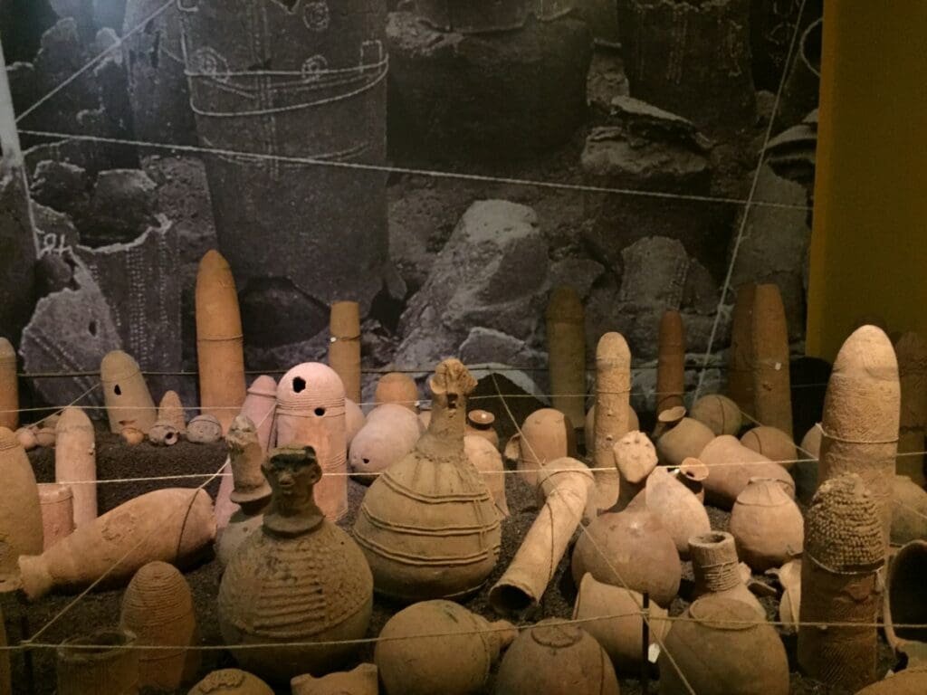 Aliança Underground Museum DR Valérie Collet 2019 Exposition L'Aliança Underground Museum : poteries anciennes et objets anthropomorphes.