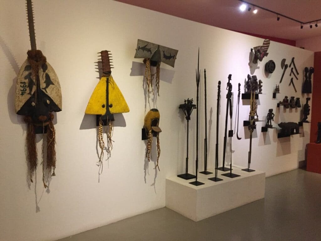 Aliança Underground Museum DR Valérie Collet 2019 Exposition de masques tribaux et objets d'art africain à l'Aliança Underground Museum.