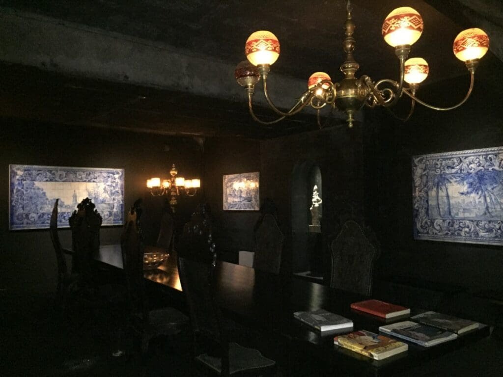 Aliança Underground Museum DR Valérie Collet 2019 Salle sombre du musée Aliança Underground, lustre et azulejos bleus.