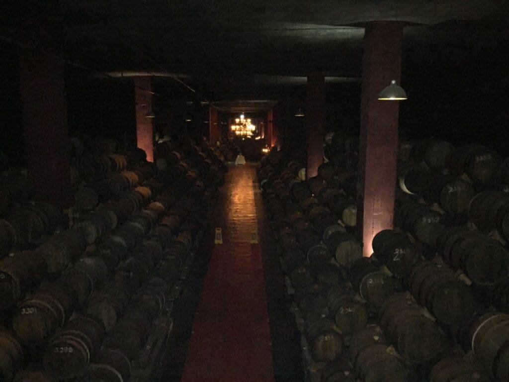 Aliança Underground Museum DR Valérie Collet 2019 Cave souterraine sombre de l'Aliança Underground Museum remplie de fûts empilés.