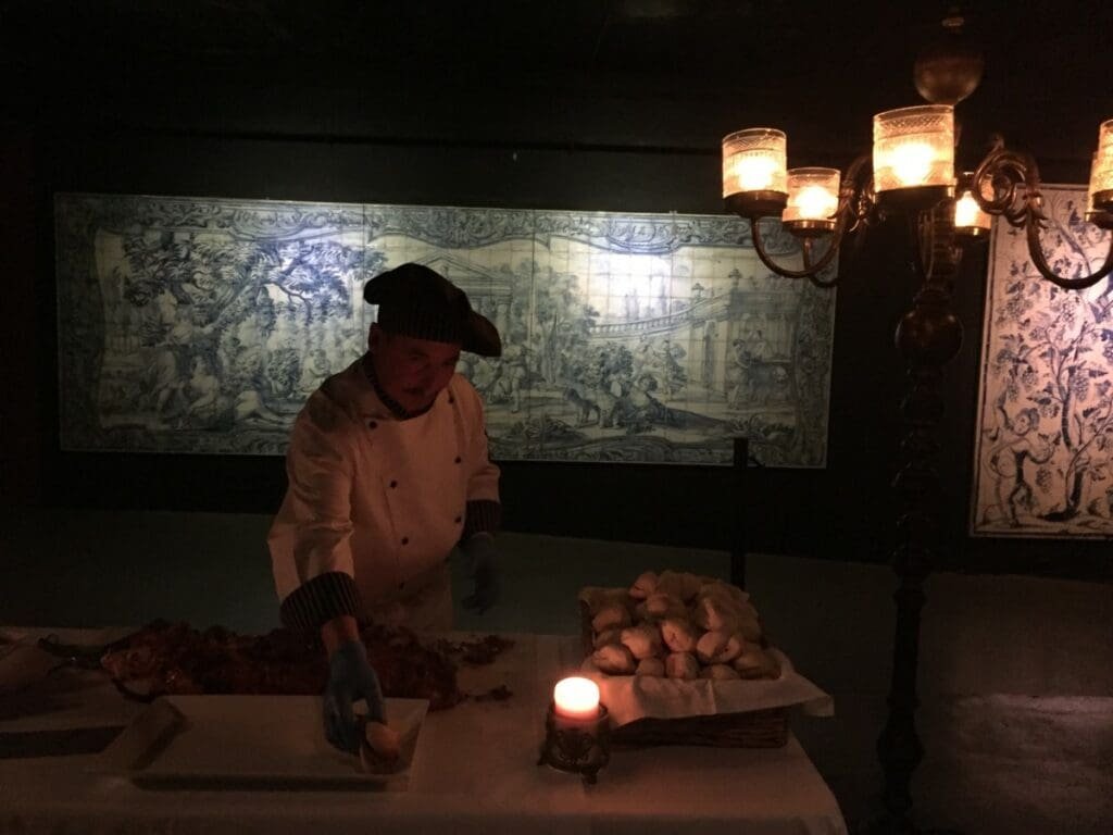 Aliança Underground Museum DR Valérie Collet 2019 Chef servant de la viande devant des azulejos à l'Aliança Underground Museum.