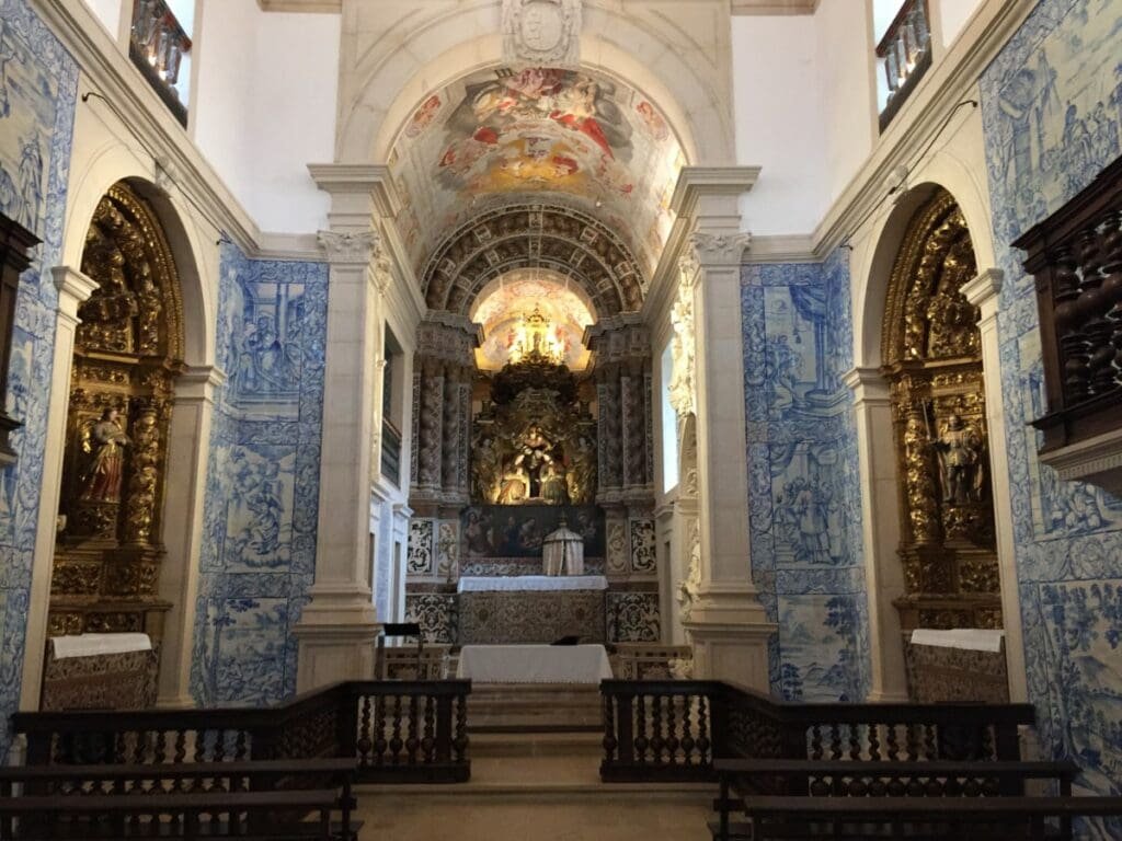 Intérieur de la chapelle Vista Alegre avec azulejos bleus et dorures.