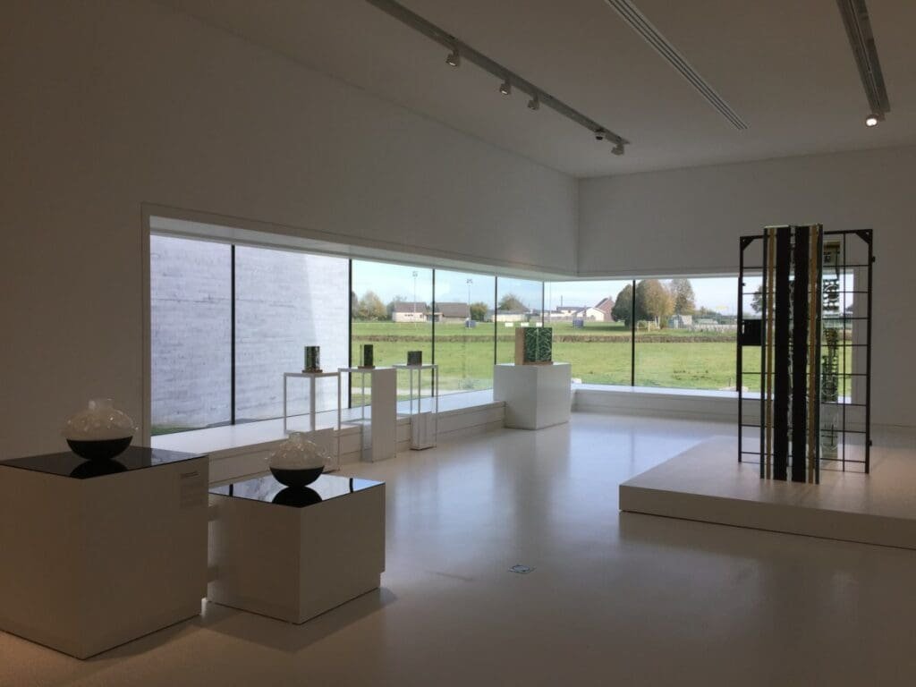 Expo Sally Fawkes 1 DR Valérie Collet 2019 Exposition Sally Fawkes au Musverre de Sars-Poteries, verreries et vue extérieure.