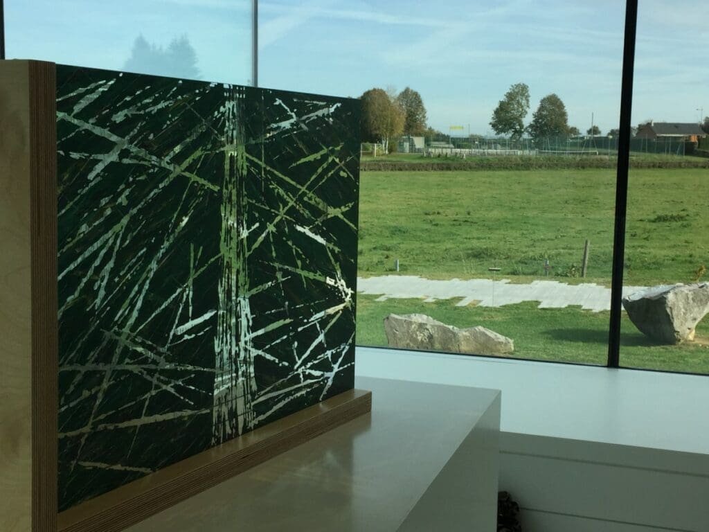 Œuvre de Sally Fawkes au Musverre de Sars-Poteries, vue sur l'extérieur.