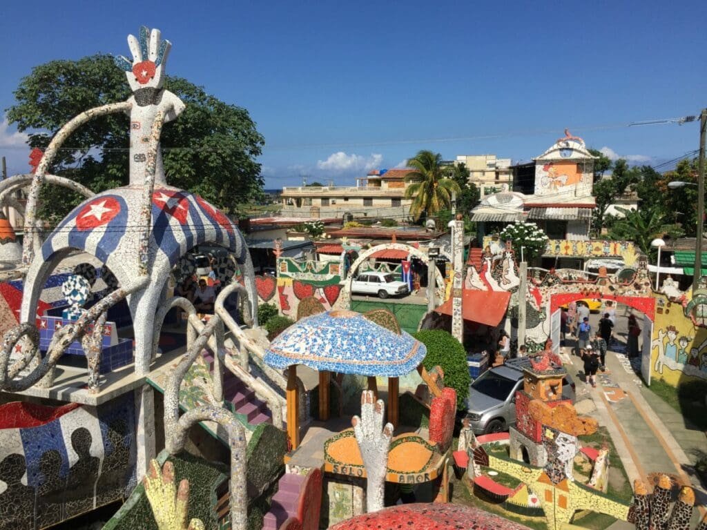 Fusterlandia 2 DR Valérie Collet 2019 Mosaïques colorées de Fusterlandia, Cuba, avec structure en forme de main et étoiles cubaines.