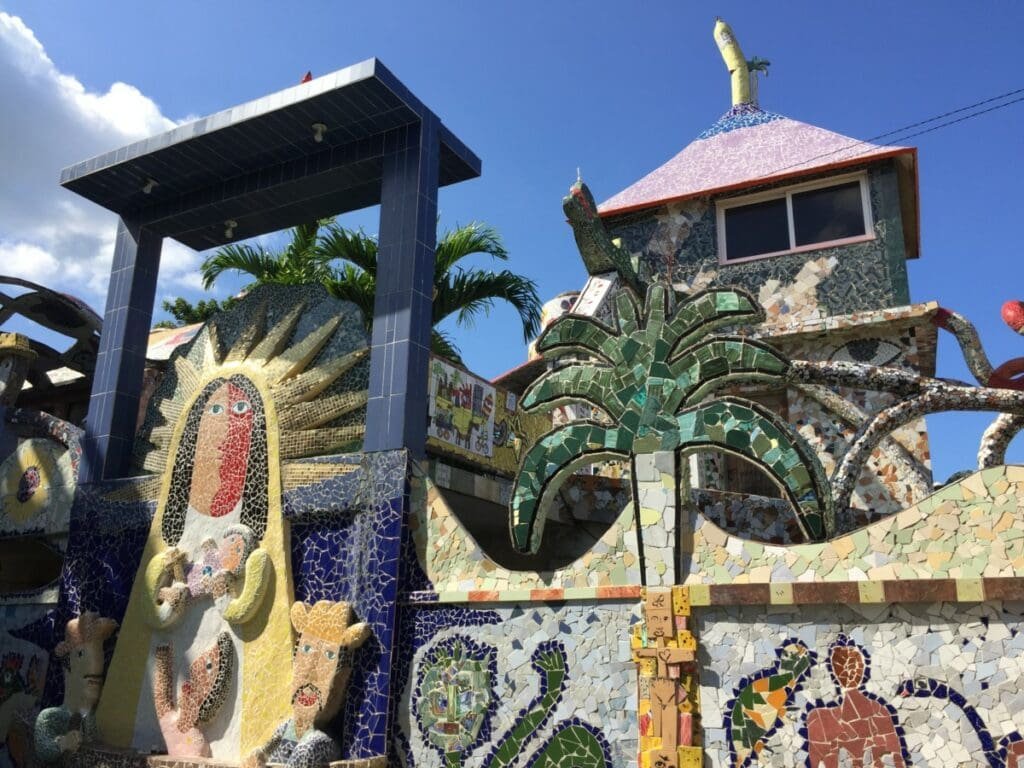 Mosaïques colorées de Fusterlandia, incluant une Vierge à l'Enfant et un palmier.