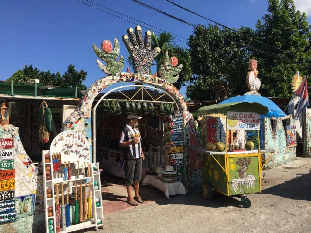 Fusterlandia -DR Valérie Collet 2019 Vendeur sous arche décorée de mosaïques à Fusterlandia, près de La Havane.