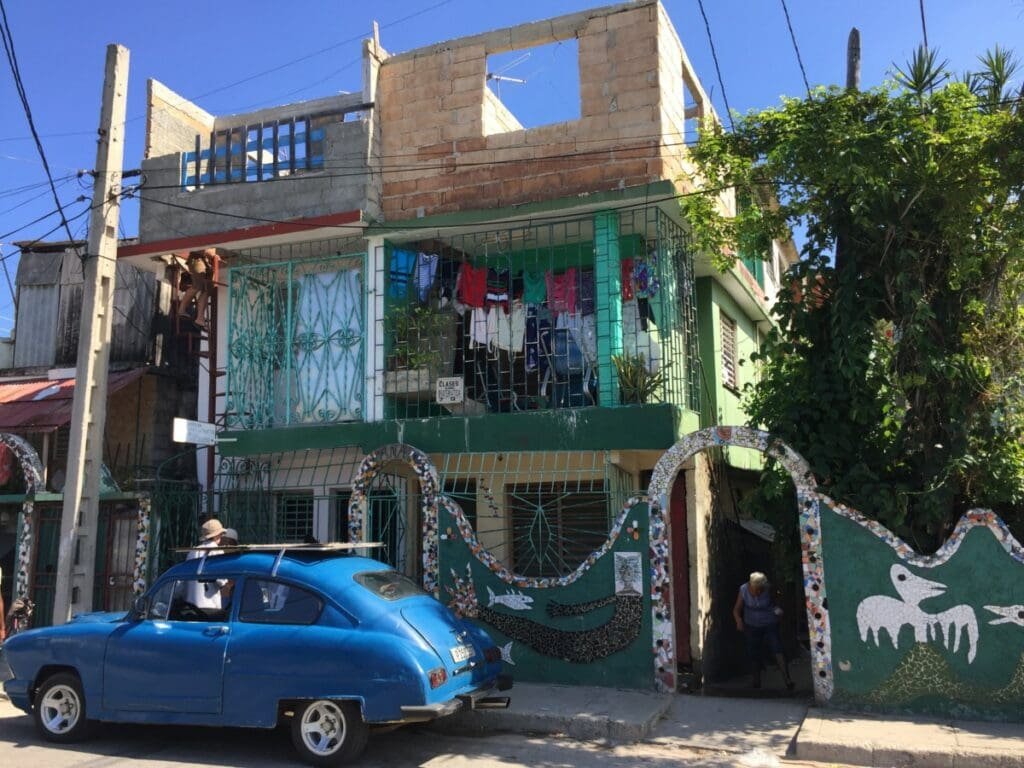 Fusterlandia-DR Valérie Collet 2019 Voiture bleue devant maison décorée de mosaïques à Fusterlandia, Cuba.