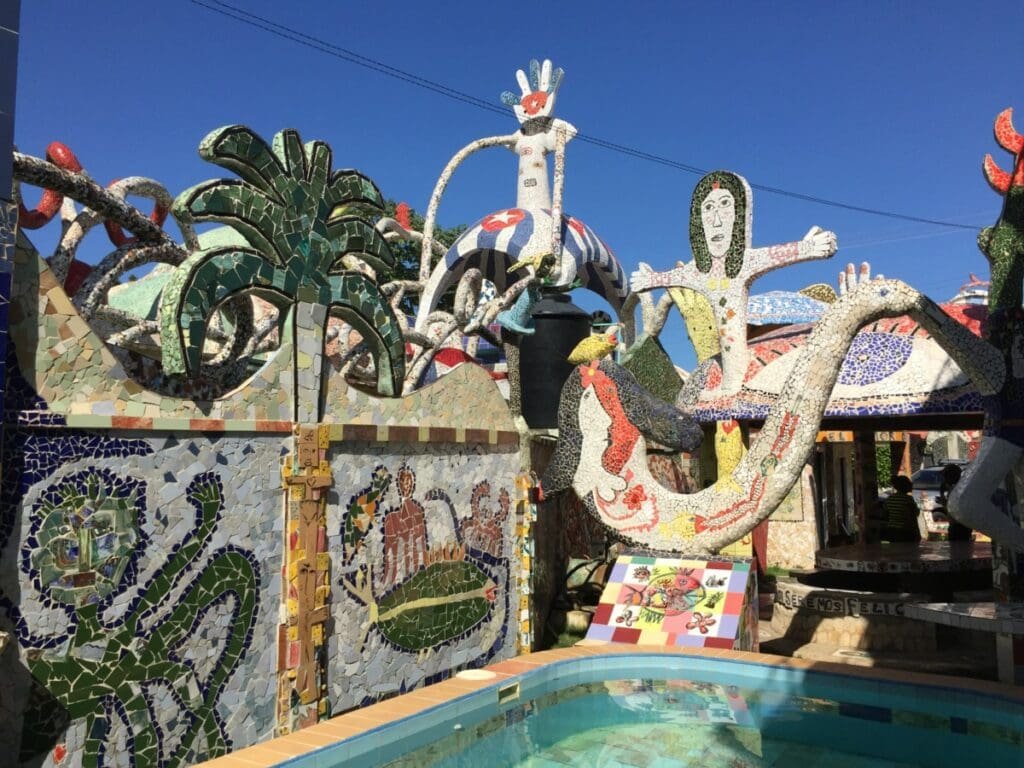 Fusterlandia-DR Valérie Collet 2019 Mosaïques colorées de Fusterlandia à Cuba près d'une piscine.