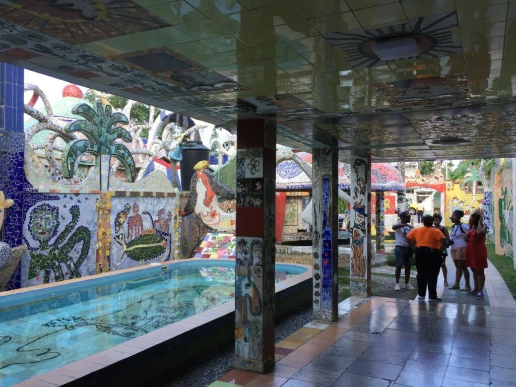 Fusterlandia-DR Valérie Collet 2019 Passerelle carrelée de Fusterlandia avec bassin, près de La Havane.