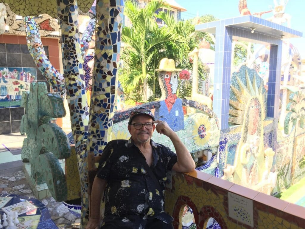 Homme souriant à Fusterlandia près des mosaïques cubaines, photo de José Fuster.