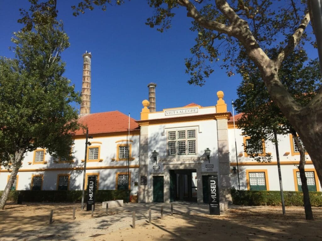 Musée Vista Alegre 1 DR Valérie Collet 2019 Façade du musée Vista Alegre, Fabrica de Porcelana, avec cheminées industrielles et panneau MUSEU.