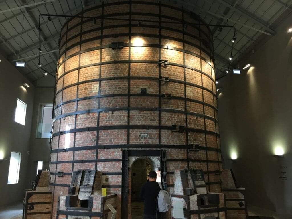 Four à briques cylindrique restauré dans le musée de la porcelaine Vista Alegre.