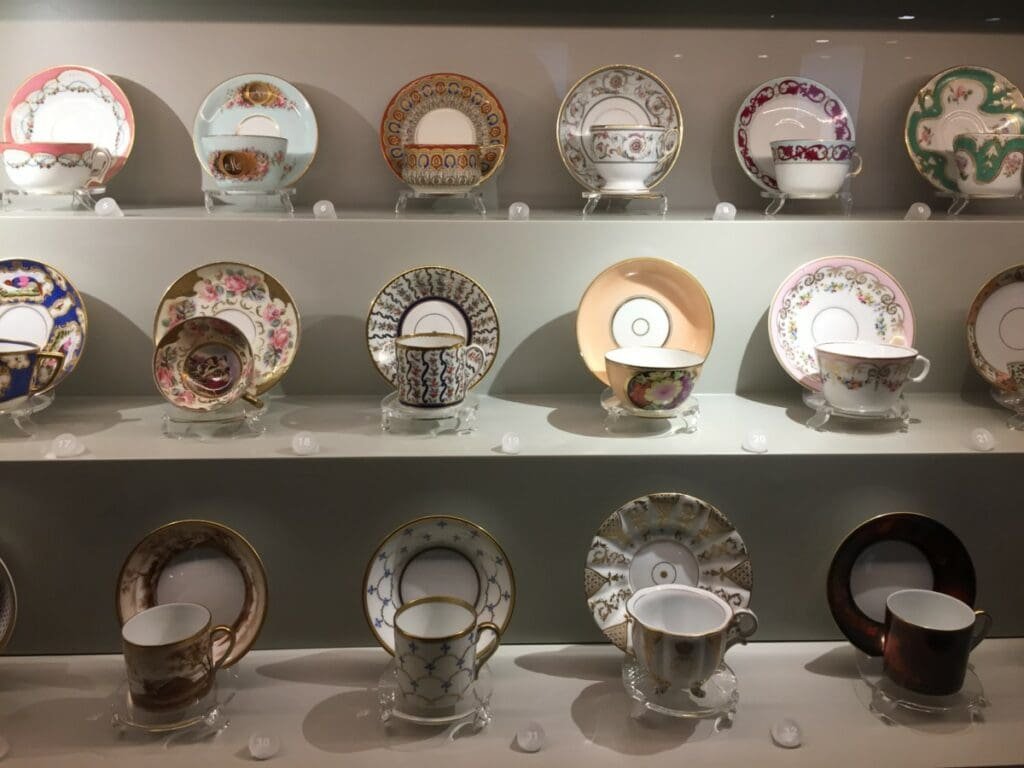 Musée Vista Alegre 3 DR Valérie Collet 2019 Service à thé et soucoupes en porcelaine décorée exposés dans un musée.