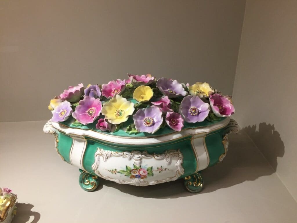 Musée Vista Alegre 5 DR Valérie Collet 2019 Centre de table en porcelaine Vista Alegre avec fleurs en relief dans un musée.