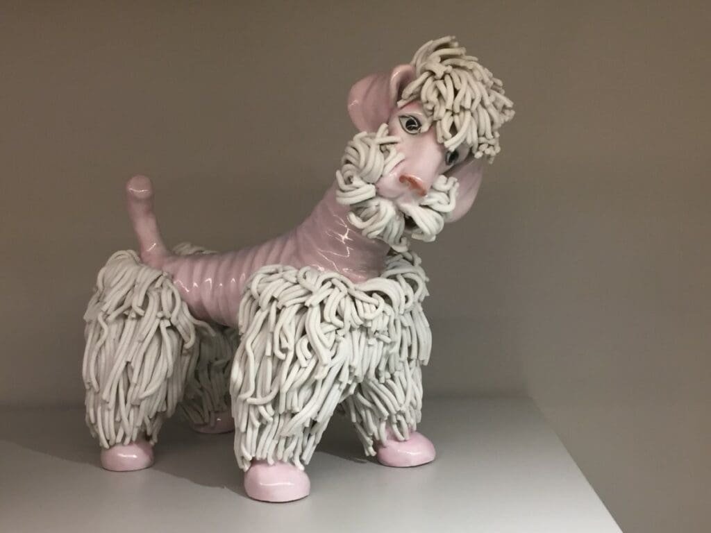 Sculpture de caniche en porcelaine rose pâle et blanc, Musée Vista Alegre.