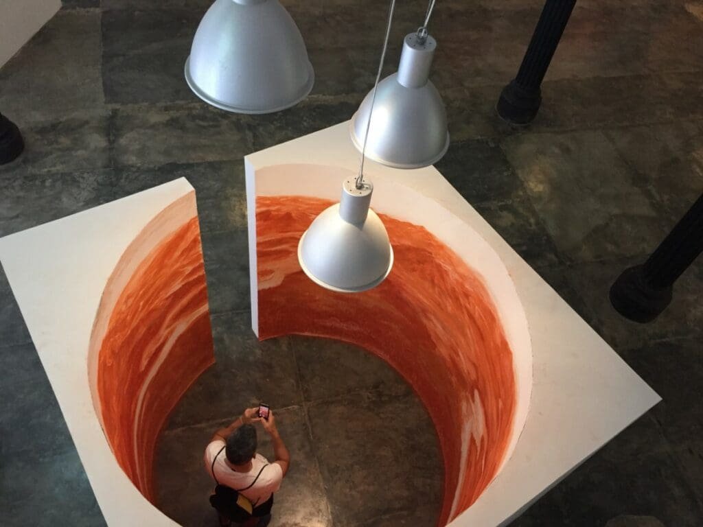 Installation de Rafael Villares à la Factoria de la Havane, homme prenant une photo.