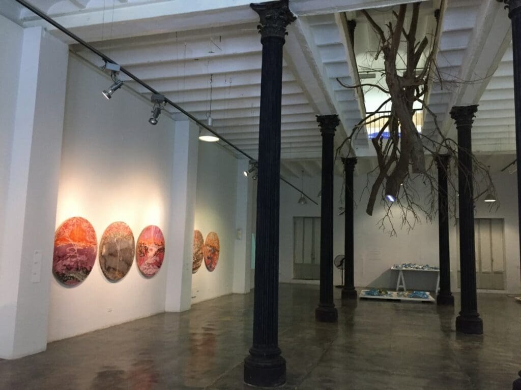 Rafael Villares, Factoria Habana- DR Valérie Collet 2019 Installation de Rafael Villares à la Factoria de la Havane avec œuvres ovales.