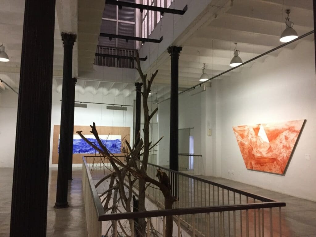 Rafael Villares, Factoria Habana- DR Valérie Collet 2019 Installation d'art contemporain avec branches, peinture orange et œuvre bleue à la Factoria.