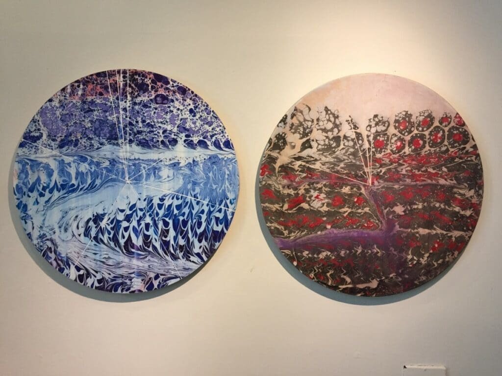 Rafael Villares, Factoria Habana- DR Valérie Collet 2019 Deux peintures rondes abstraites de Rafael Villares exposées à la Factoria de la Havane.
