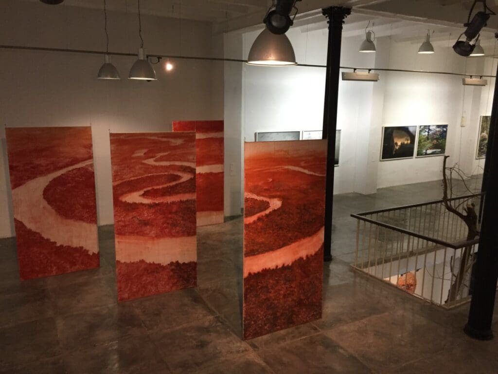 Rafael Villares, Factoria Habana- DR Valérie Collet 2019 Exposition Rafael Villares à la Factoria de la Havane avec œuvres sur la rivière rouge.
