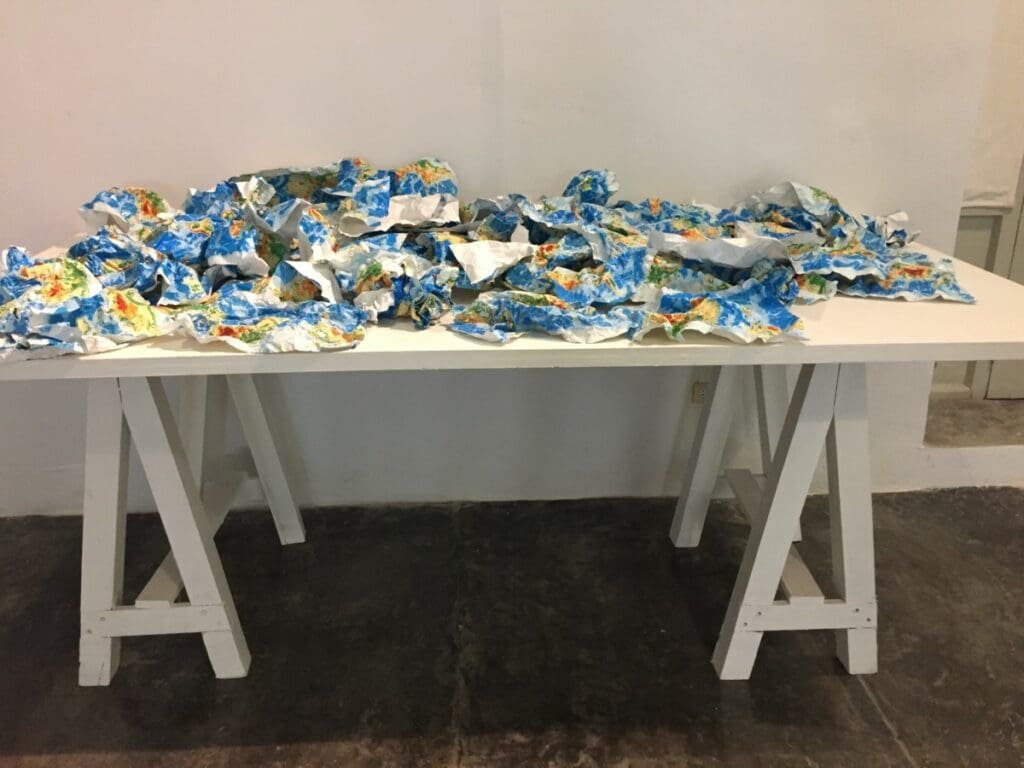 Rafael Villares, Factoria Habana- DR Valérie Collet 2019 Œuvre de Rafael Villares à la Factoria de la Havane: cartes froissées sur table.