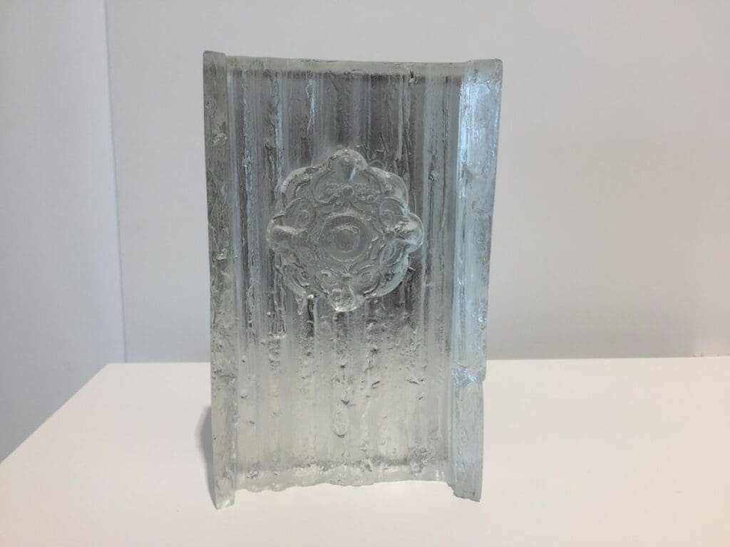 Sally Fawkes, Musverre- DR Valérie Collet 2019 Sculpture en verre brut de Sally Fawkes exposée au Musverre de Sars-Poteries.