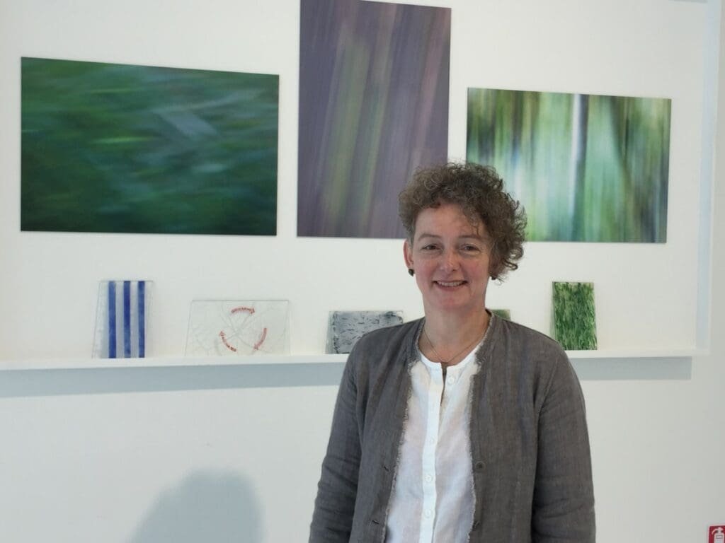 SallyFawkes DR Valérie Collet 2019 Sally Fawkes devant ses œuvres d'art abstrait au Musverre de Sars-Poteries.