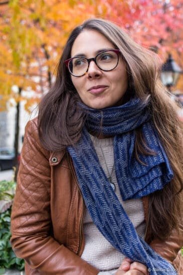 Mademoiselle Bon Plan vue par Madame Chat, créatrice Portrait femme automne Montréal veste cuir écharpe bleue Route des Explorateurs Québec.