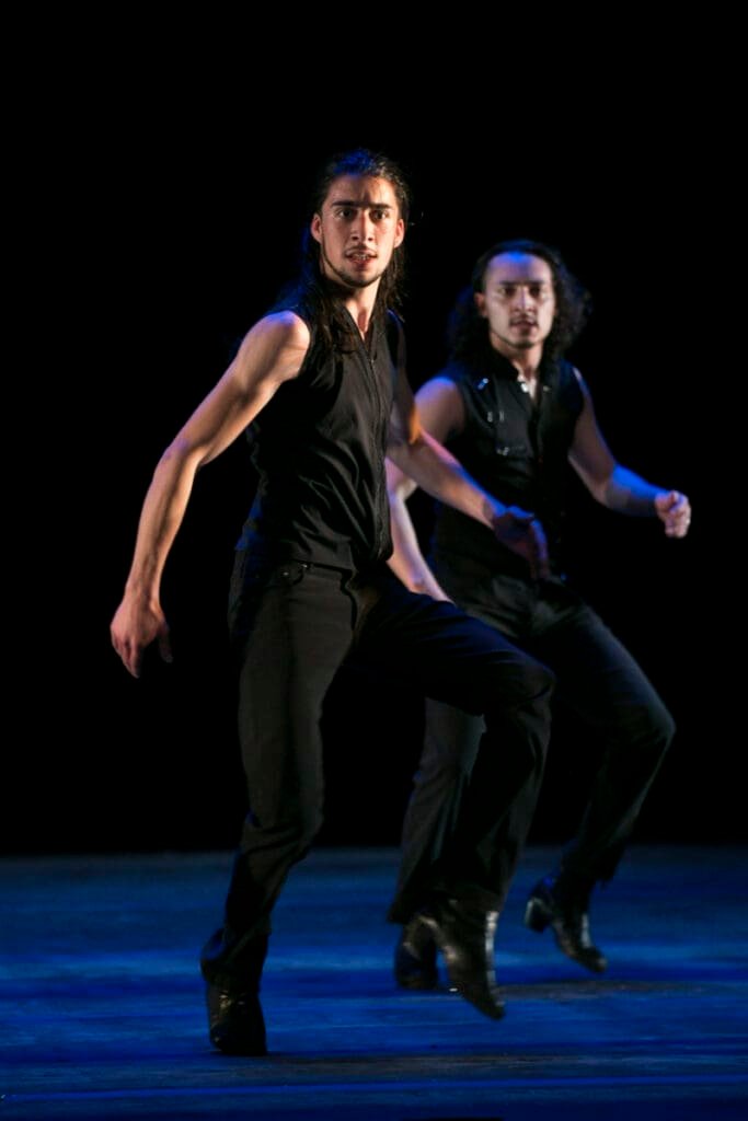 Che Malambo © Em Watson Che Malambo dansers op het podium in zwarte kostuums.